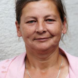 Dada M. (2015)  - My new photographs @everydaysrebrenica auf Instagram. Dada M. Rođena 1969. godine u Vlasenici kod Srebrenici. Njen muž je ubijen 1992. godine u ratu. Ona ima jednu kćerku i živi zajedno sa novom porodicom u Tuzli: njen momak, njena ljubav iz mladosti i sa njegovo dvoje djece.