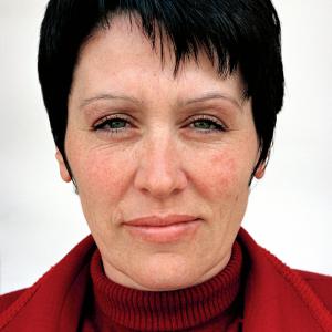 Amela H. (2005)  - Amela H. Rođena 06.10.1968. godine u Bratuncu kod Srebrenice. Udata je i ima dvoje djece. Živi sa svojom porodicom u Tuzli, ali ponovno grade svoju kuću u Bratuncu i često su tamo preko vikenda. Ona želi da se vrati jednog dana. Amelin otac, koji je ubijen u padu Srebrenice se identifikovao i sahranio se u Potočarima, kao i dva nećaka. Amelina sestra živi u Holandiji, a njena majka u Sarajevu. Amela je napravila uzgoj gljiva. 
