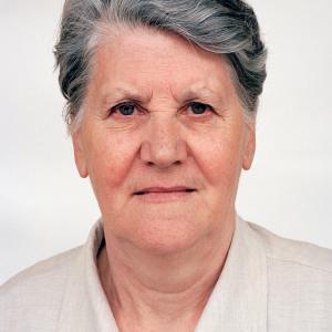 Nadžija H. (2005)  - Nadžija H. Rođena 28.11.1942. godine kod Srebrenice. Njen muž se idalje vodi kao nestala osoba nakon pada Srebrenice. Ona i njene kćrerke žive od 95. godine u Tuzli. Jedna kćerka se udala prije pet godina a Nadžija rado čuva svog unuka.
Sa drugom kćerkom, koja je nastavnica, se htjela vratiti u Srebrenicu. Ali njena kćerka tu nije mogla naći posao. Zahvalijući donaciji se mogla obnoviti kuća u Srebrenici. Nadžija je često u Srebrenici.