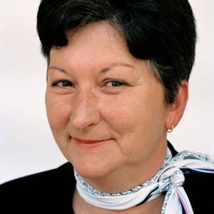 Vojka J.  (2005)  - Vojka J. Rođena 28.05.1955. godine u Srebrenici. «U posljednjih pet godina se ništa nije promjenilo.» Ona je udata i ima dvoje djece. Ona i njen muž su još uvjek nezaposleni. Uzgajaju i prodaju maline. Vojkin sin, koji je završio školu prije 5 godina, još uvjek nije našao posla. Njena četrnaestogodišnja kćerka još uvjek pohađa školu. 