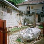 Almasa A. (2000)  - Moja kuća je nekad bila sretna, a mi se sada čini tako tužno bez moje porodice. (Od 1995. godine u njoj žive srpske izbjeglice. Almasa čak nesmije ući u svoju baštu.)