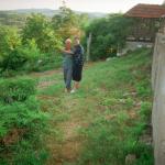 Nadžija H. (2000)  - Moj brat se vratio u našu rodnu kuću. On je treba ponovo sagraditi, jer je sva kuća izgorjela. Ovdje je umrla moja majka.
