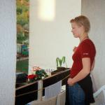 Nadžija H. (2000)  - Ova me slika posjeća, kako je moj muž gledao nas u bašti, kada sam sa našim kćerkama pobjegla iz naše kuće u Srebrenici u Julu 1995. godine. (On je nestao u padu Srebrenice.)
