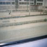 Selma M. (2000)  - Ovdje, na školskom dvorištu Srebrenice, pala je prva granata. Takođe, jednog dana, ovdje je poginulo preko 100 ljudi u jednom napadu, a bilo je preko 200 povređeni.