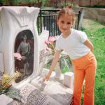 Vojka J.  (2000)  - Moja najmlađa kćerka na groblju moje umrle kćerke. Rado dođem na ovo mjesto i mislim na nju. 