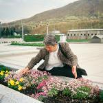 Almasa A. (2005)  - U memorijalnom centru u Potočarima. U ovom trenutku mi je u srcu teško, jer moj muž i sin nisu ovdje. Cvjeće u mjesu (mezara) djeteta.
