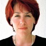 Amela H. (2000)  - Amela H. Rođena 6-tog Oktobra 1968. godine u Bratuncu kod Srebrenice. Od zauzimanja Srebrenice živi sa svojim mužem i dvoje djece u Tuzli. 