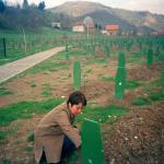 Amela H. (2005)  - Samo ovdje mogu razgovarati sa mojim ocem i otvoriti svoju dušu. (Memorijalni centar i mezarja u Potočarima – Srebrenica.)