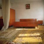 Dubravka M. (2000)  - Spavaća soba se više nekoristi. (Ovo je soba svekrve i svekra. Oni nežive više.)