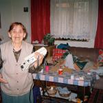 Dubravka M. (2005)  - Jedna od blizankinja je gluhonjema. Ona drži pokvareni radio u ruci.