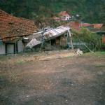 Dubravka M. (2005)  - Bolna tačka – ruševina u otpadu. Najbliži komšiluk, tužna slika u dvorištu tadašnjih komšija.