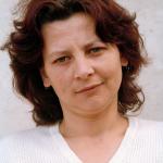 Dada M. (2000)  - Dada M. Rođena 1969. godine u Vlasenici kod Srebrenice. Njen muž je poginuo u ratu 1992. godine. Ona ima jednu kćerku, a živi sada sa njenom ljubavlju iz mladosti i njegovom djecom u Tuzli. 