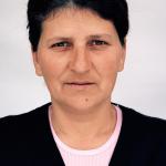 Jasminka S. (2005)  - Jasminka S. Rođena 01.08.1964 u Bratuncu kod Srebrenice. Ona je majka troje djece i živi od pada Srebrenice sa svojom porodicom u Tuzli. Umeđuvremenu je njen muž ostao bez posla, njen najstariji sin ima rijetko posla, njen najmlađi sin, koji je upravo završio školu, dosad nije našao posla. Njena ku?a u Bratuncu još se nije obnovila. Na povratak se još nemože misliti. Porodica zaradi novac odgojem pilića.