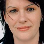 Mirsada A. (2005)  - Od njenog prvog muža, koji je bio nestao od pada Srebrenice, su se mogli identifikovati »djelovi«. Ali se mora više naći da bi se mogao sahraniti u Potočarima. Mirsada, koja se 2000. godine ponovo udala, je 2003. godine još jednom postala majka. Njen muž ima sigurno radno mjesto i mogli su uz pomoć kredita kupiti mali stan u Tuzli.