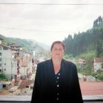 Timka S. (2000)  - S radošću doživljavam da se mogu slikati na balkonu moje kuće u Srebrenici, nakon 5 godina. (U njoj žive srpske izbjeglice).