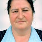 Timka S. (2005)  - Timka S. Rođena 20.08.1952. godine u Srebrenici. Njena kćerka i njen muž su umrli u Ratu. Njen je sin preživio. Timka živi zajedno sa njenim sinom, njenom snahom i njenim unukom u novo-sagra?enoj kući u Tuzli. Svoj stan u Srebrenici je prodala, jer niko se nebi vratio s njom u Srebrenicu. Sva preživjela rodbina živi u inostranstvu. Timka je sebi kupila plac za vikendicu u Srebrenici. 