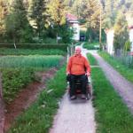 Mirsada A. (2015)  -  Moj komsija... 1995. godine me primio u svoju kuću sa bebom u rukama kada smo morali doći iz Srebrenice u Tuzlu. Puno nam je tada pomogao. Na operaciju otisao vlastitim nogama,sudbina ili nesto drugo...nikad vise nije stao na svoje noge.Izgubio je svaku nadu... ovim putem samo u invalidskim kolicima moze prolaziti. photo by Mirsa
       