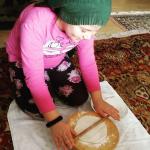 Dada M. (2015)  -  Kazu nase nane da je svaka djevojka trebala znati praviti pitu, pa tek onda traziti momka. Djevojcice su ucile praviti pitu kako se ne bi osramotile kad se udaju. Danas prvo nadju momka pa se raspitaju gdje je najbliza pekara da kupe pitu. Ovo je moja Dzejla I ona ne UCI praviti pitu nego se igra sa jufkom. Foto by Dada          